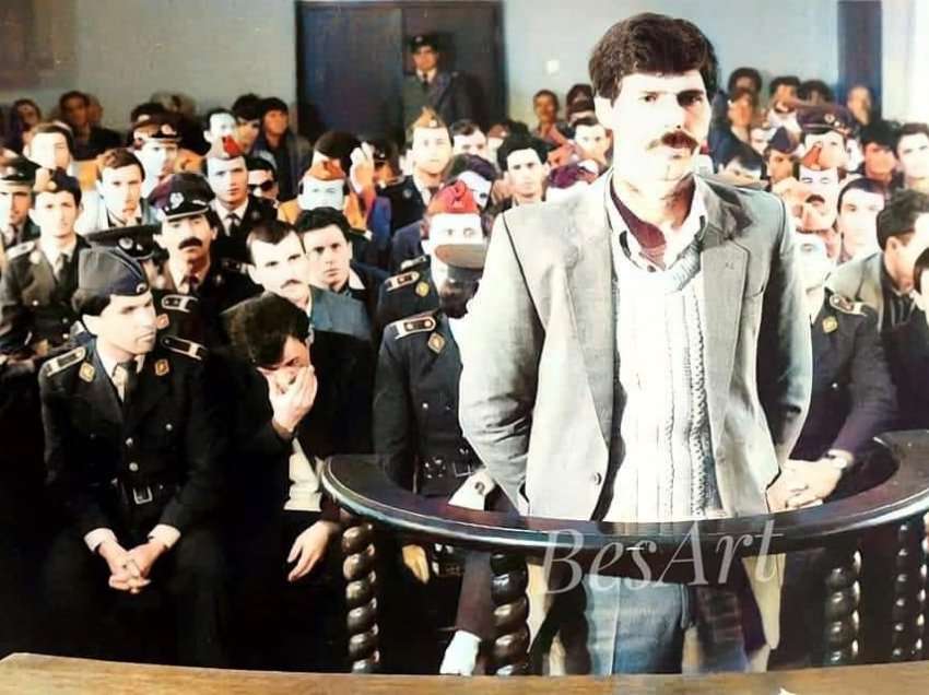 Naim Miftari publikon një fotografi të rrallë të Fehmi Lladrovcit para gjykatës serbe: Për Kosovën edhe po të vritemi një mijë herë është pak