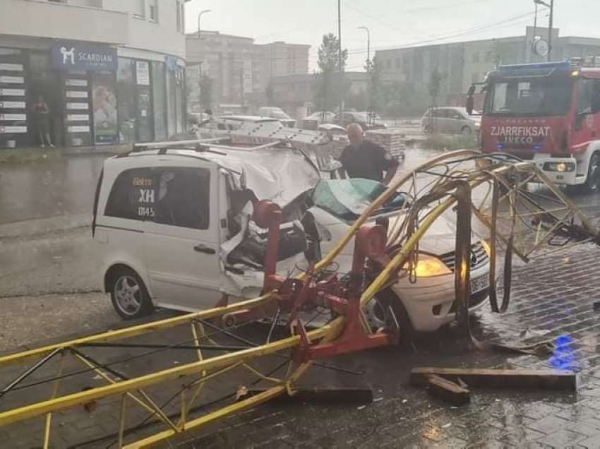 Erërat e forta, rrëzohet vinçi mbi një veturë në Gjilan