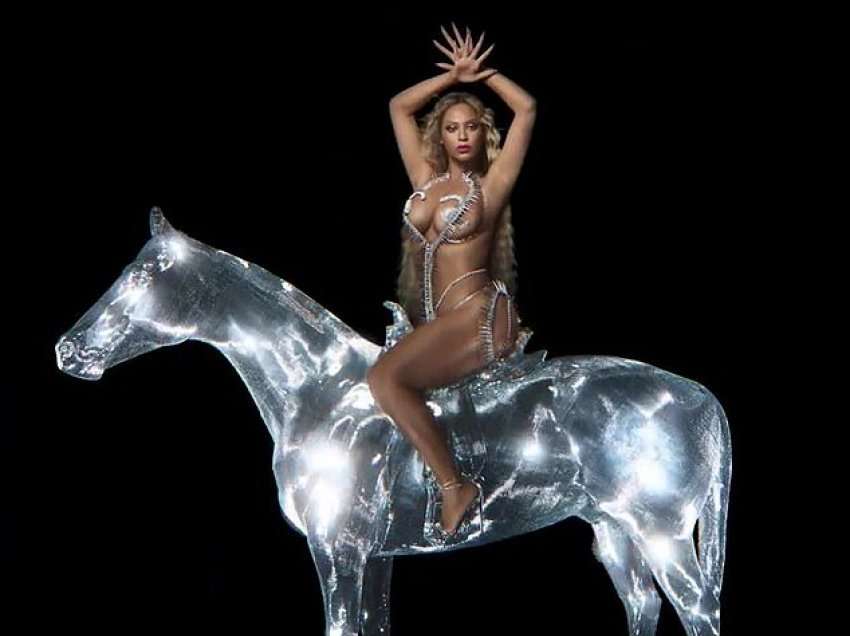 Beyonce mbulohet me xhevahire teksa kalëron një kalë holografik mbi katër foto të ndryshme të kopertinës së albumit të ri “Renaissance”