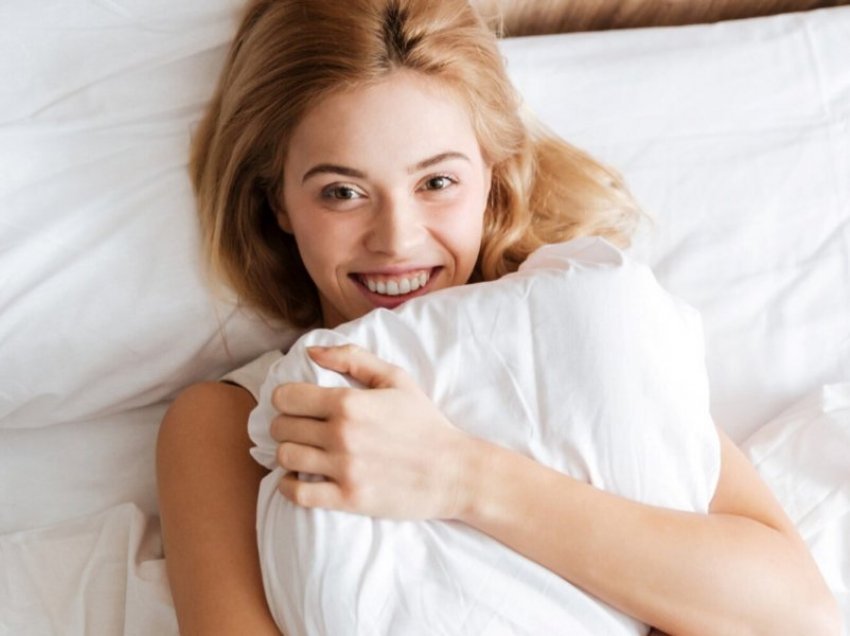Gjumi i mirë na bën të zgjohemi më të bukur, sipas ekspertëve