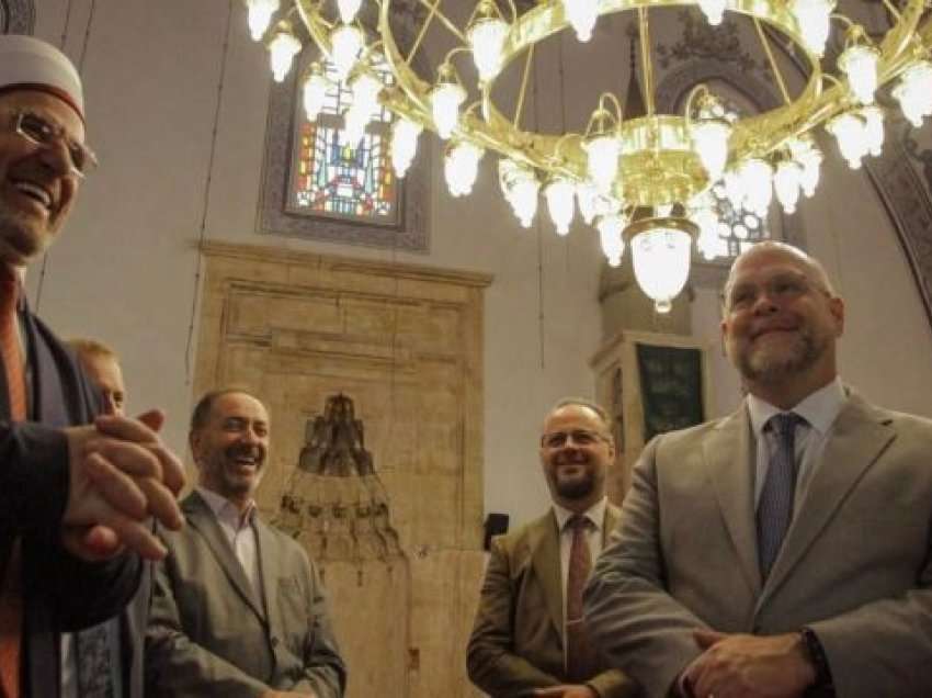 Pacolli komenton vizitën e ambasadorit Hovenier në Xhaminë e Madhe