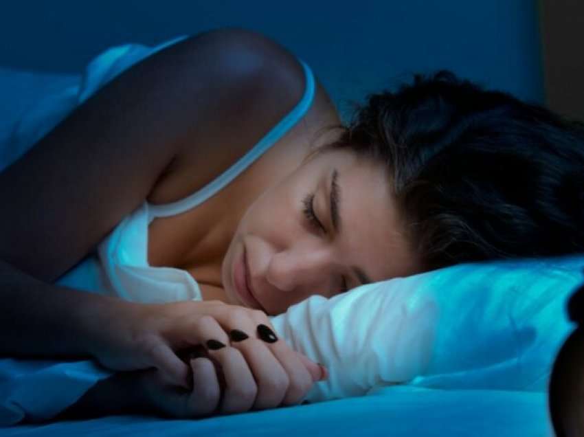 Ju ndodh të zgjoheni gjithmonë disa minuta para alarmit? Ja cilat janë arsyet sipas ekspertëve të gjumit