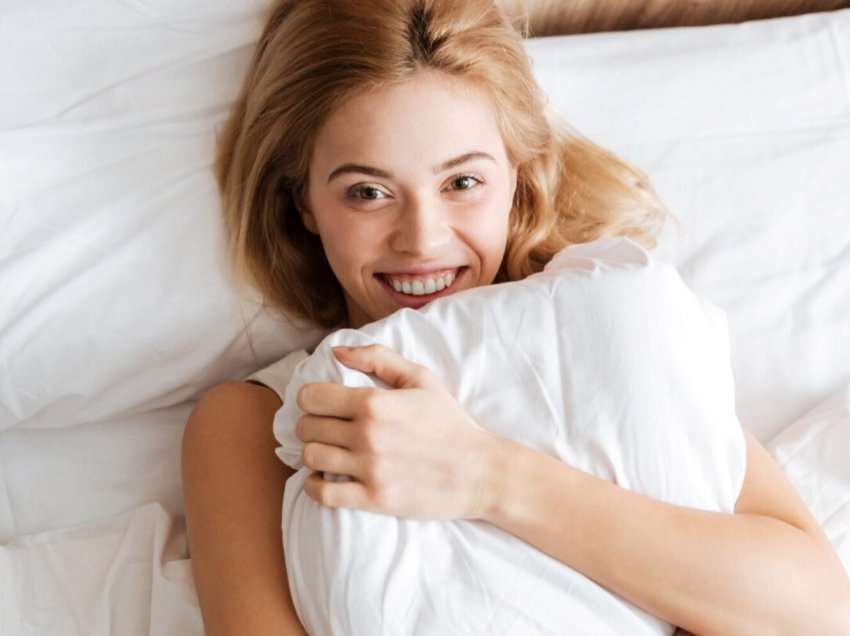 Gjumi i mirë na bën të zgjohemi më të bukur, sipas ekspertëve