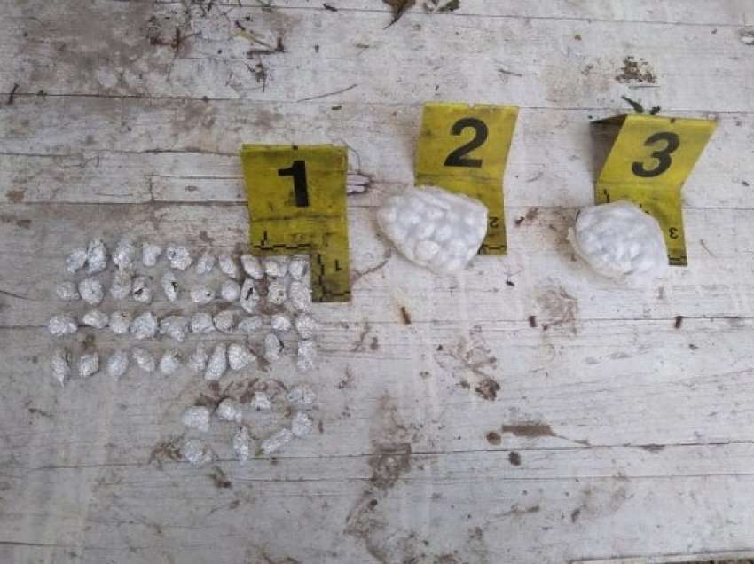 ​Arrestohen tre të dyshuar për substanca narkotike në Vushtrri