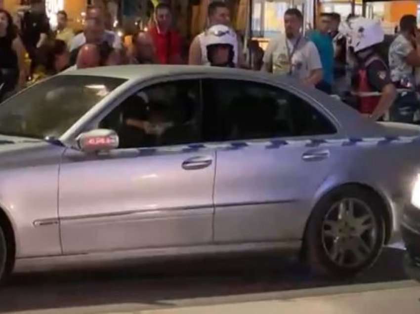 Aksident në Vlorë! Qytetarja që kërkonte lëmoshë në rrugë përplaset nga makina, transportohet në spital