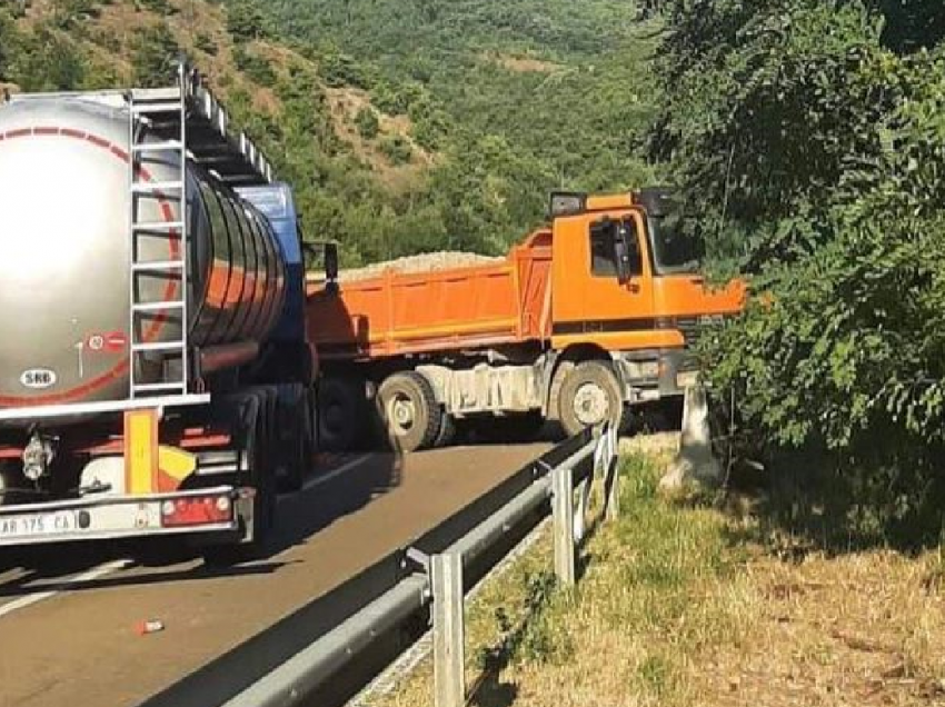 Serbët vendosin kamionët, nisin të bllokojnë rrugët në veri të Kosovës