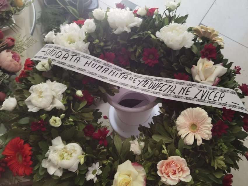 Kurora lulesh dhe telegram ngushëllimi nga Lugina e Preshevës pranë varrit të Presidentit Nishani