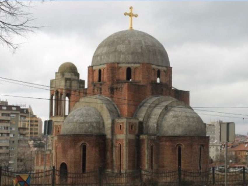 Provokim i ri/ Klerikët serbë u penguan nga policia të hyjnë me dhunë në kishën kontestuese