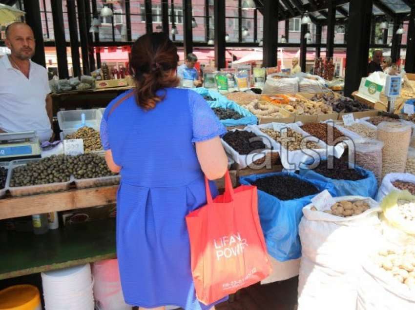 Qytetarët dhe tregtarët zbatojnë vendimin për ndalimin e qeseve plastike në Shqipëri, 