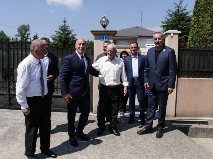 Ramush Haradinaj i shkon në shtëpi Donika Gërvallës
