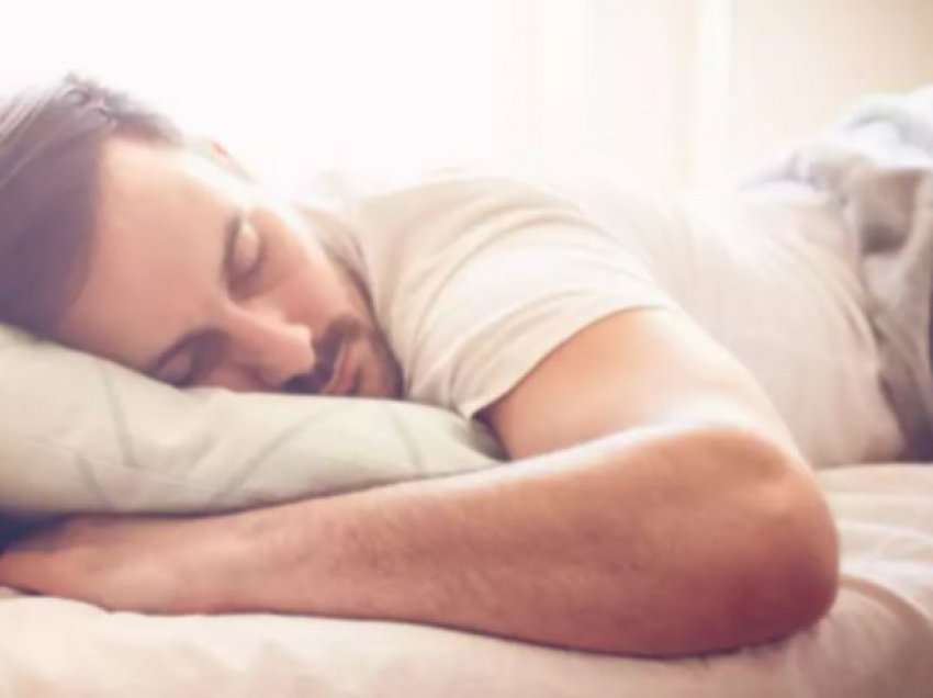 Pse është më mirë të flini vetëm? Këto janë arsyet