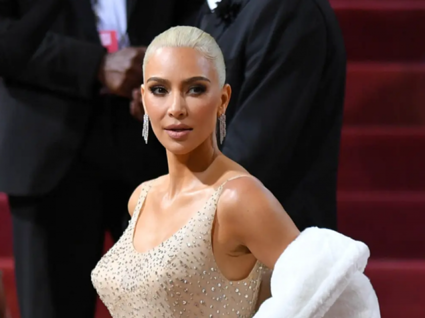 Kim Kardashian u përgjigjet atyre që e kritikuan për humbjen e peshës në Met Gala