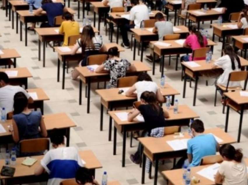 Fillon provimi i maturës shtetërore për 15.899 maturantë në Maqedoni