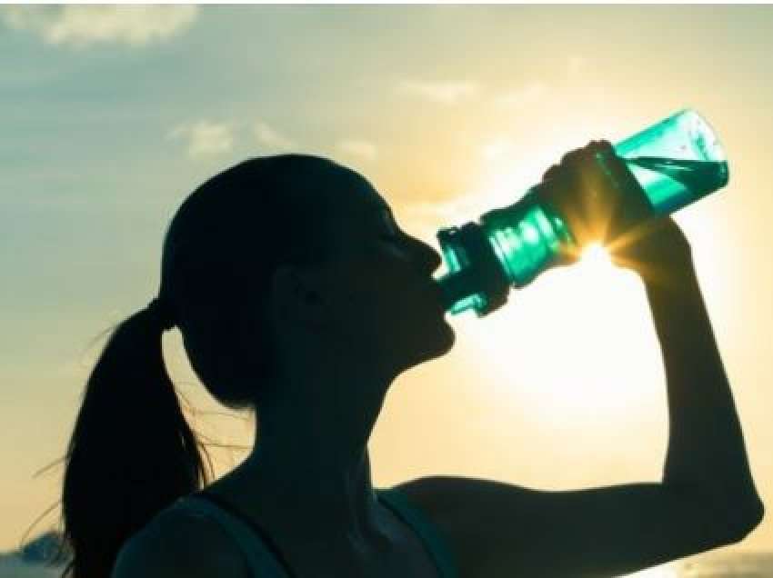 Përveç ujit, 6 këshilla si të qëndroni të hidratuar në këto ditë të nxehta