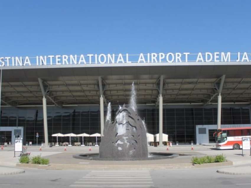 Tentoi të udhëtonte me pasaportë të një personi tjetër, arrestohet i dyshuari në Aeroportin e Prishtinës