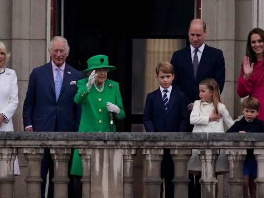 Mbretëresha Elizabeth shfaqet papritur në mbyllje të festimeve të Jubileut Platinium