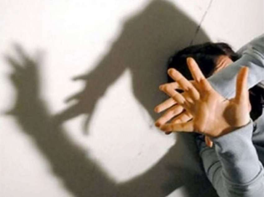 Podujevë: Burri me probleme psikike sulmon gruan dhe vajzën