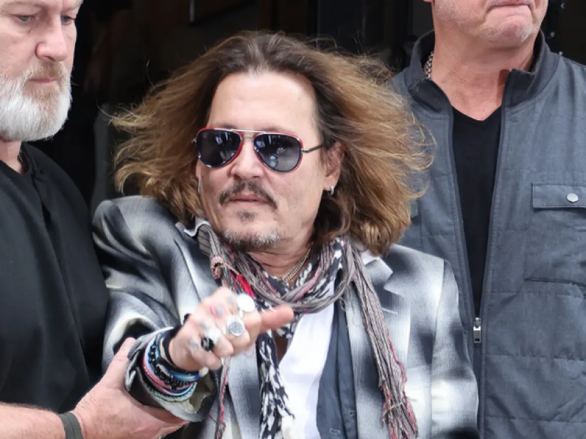 Probleme shëndetësore? Johnny Depp fotografohet duke dalë nga një hotel i mbajtur nga sigurimi