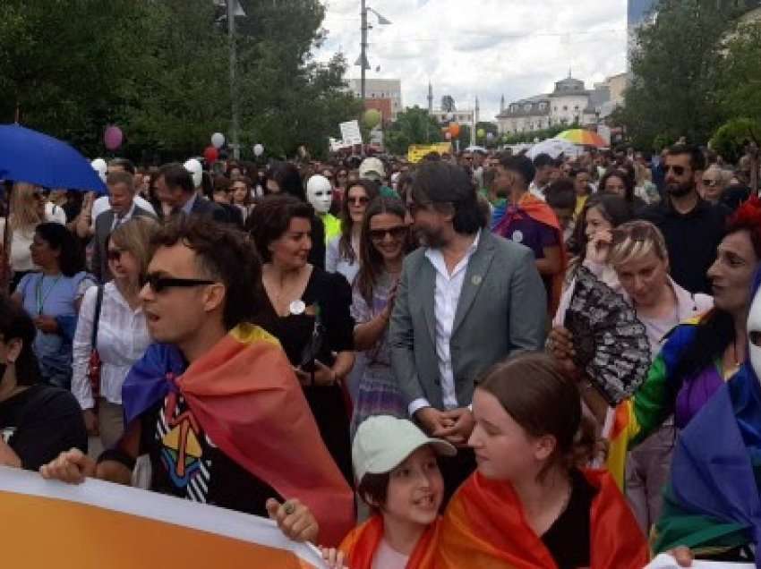“Edhe n’shtet, edhe n’familje”, u marshua në përkrahje të komunitetit LGBTI