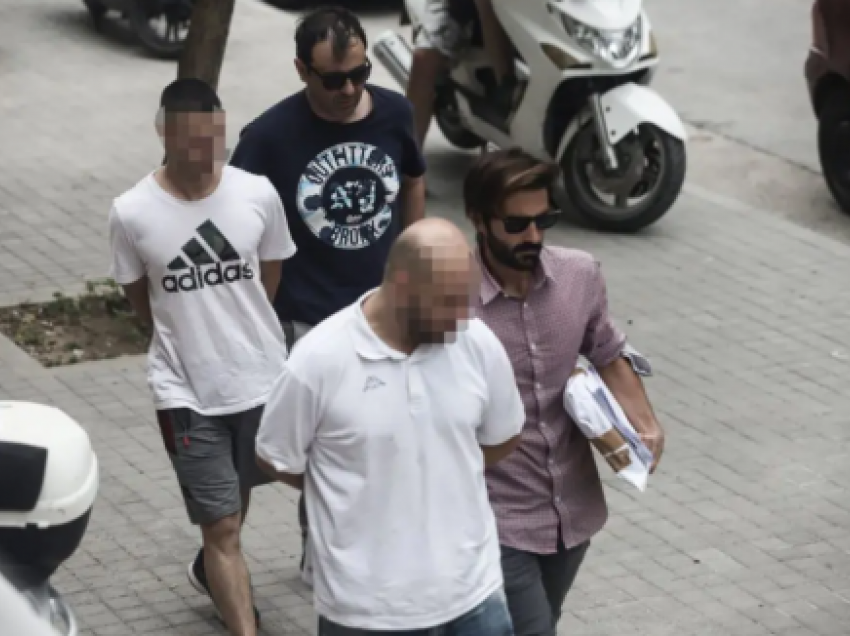 “Po më përdhunojnë gruan, merrni policinë”/ Dënohet me burg 32-vjeçari shqiptar në Selanik, si u ‘çmend’ duke qëlluar me armë mes pallatit