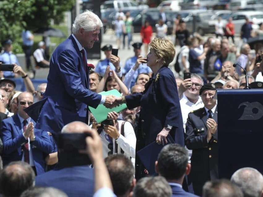 Dy vjet më parë qytetarët e festuan Ditën e Paqes me Clinton dhe Albright