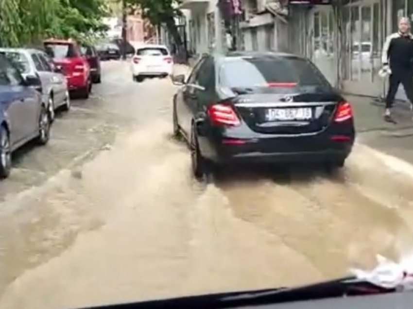 Vërshohen rrugët e Prizrenit pas shiut të madh