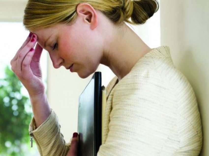 10 arsye jo shumë të njohura që po ju shkaktojnë dhimbje koke