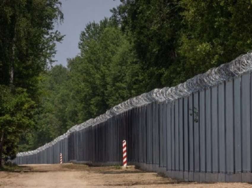 ​140 kilometra gardh janë vendosur përgjatë kufirit polak me Bjellorusinë