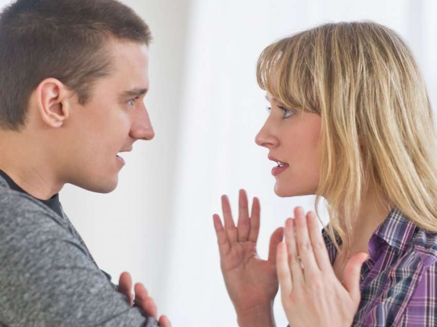 10 fraza që nuk duhet t’i thoni kurrë partnerit tuaj