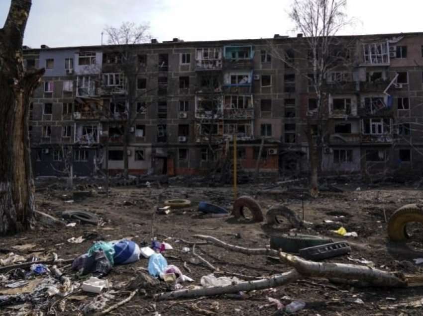 Në Mariupol, të vrarët po varrosen pa u identifikuar