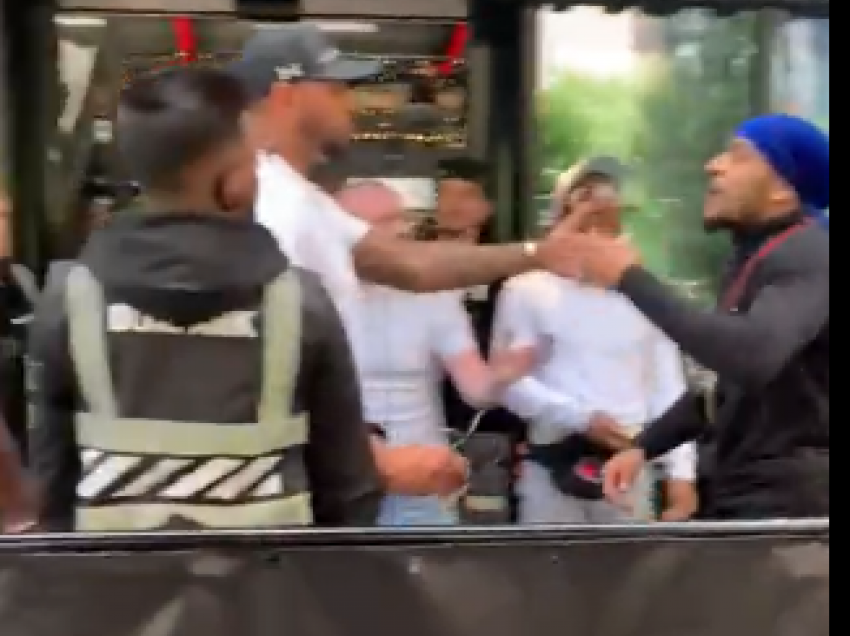 Momente dramatike, ish-boksieri nokauton protestuesin në rrugë
