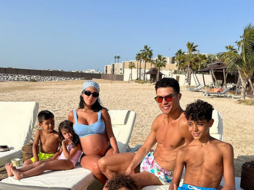 Përpara sezonit të ri me Manchester United, Cristiano Ronaldo nis pushimet/ Partnerja e tij seksi poston fotot familjare