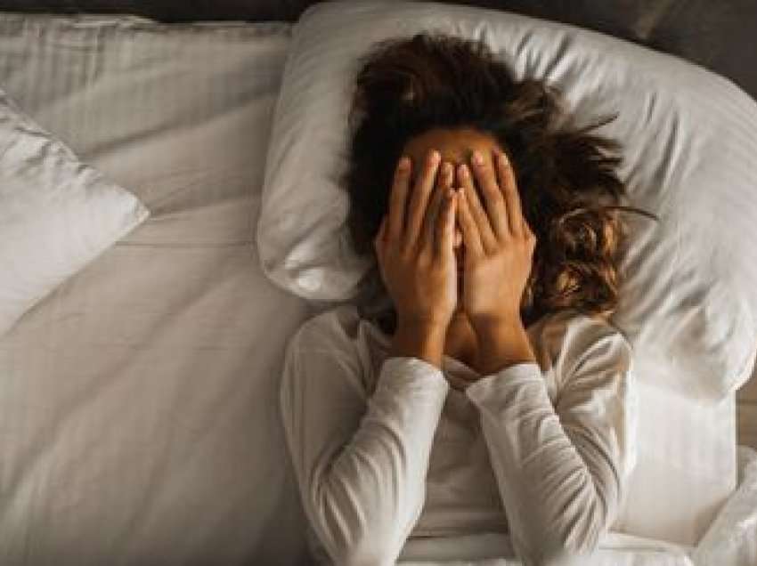 8 këshilla për gjumin pas një dite të mbingarkuar