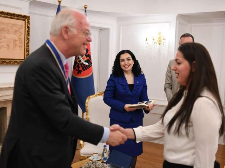Ish-ministri gjerman Scharping takohet me vajzën nga Krusha e Madhe pas 23 vjetëve