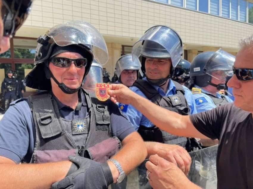 ​Policit i vendoset logoja e UÇK-së