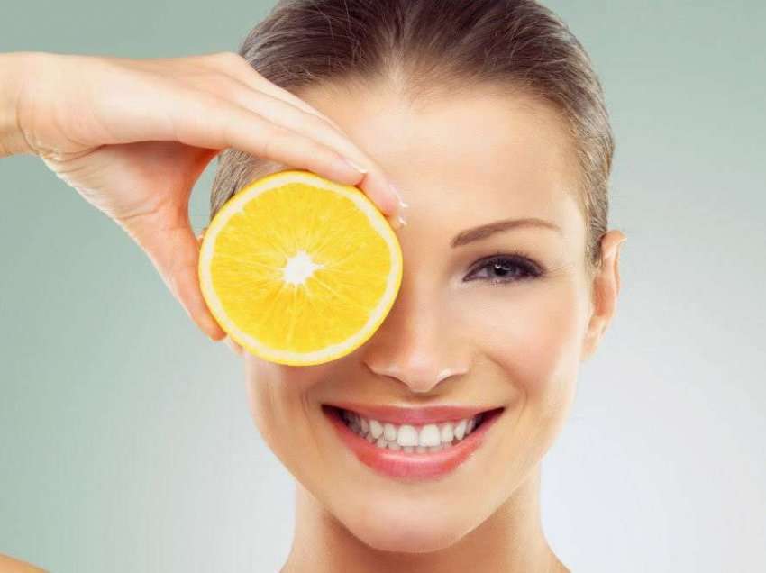 Vitamina C, serumi që mbron lëkurën
