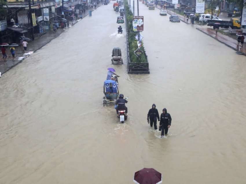 Të paktën 59 të vdekur në Bangladesh dhe Indi nga stuhitë dhe përmbytjet