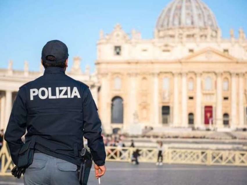 Vatikan, shqiptari shkakton panik - plagos dy policë me veturë