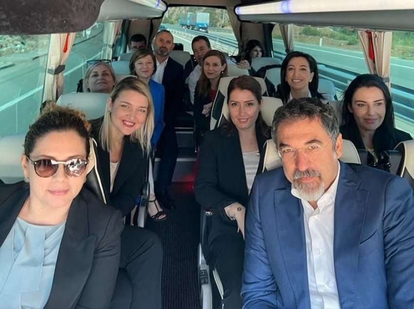 Ministrat shqiptarë nisen bashkë me autobus drejt Kosovës