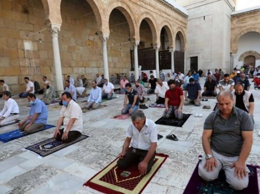 Sipas kushtetutës së re, Tunizia nuk do ta konsiderojë Islamin si religjion zyrtar të shtetit
