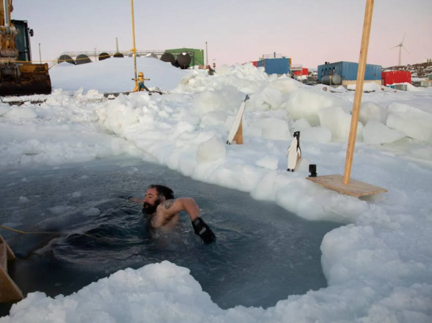 ‘Është një çmenduri’, Australianët bëjnë zhytjen tradicionale nën akullin e Antarktidës