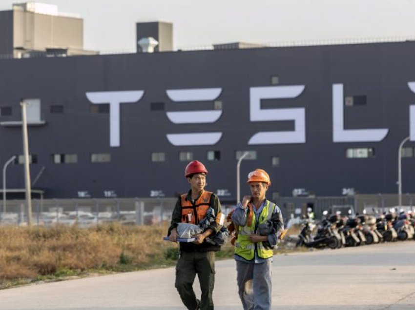 Musk thotë se fabrikat e reja të veturave Tesla po humbin miliarda dollarë