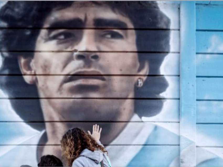 Tetë punonjës shëndetësorë përballen me gjyq për ‘vrasje nga pakujdesia’ për vdekjen e Maradonas