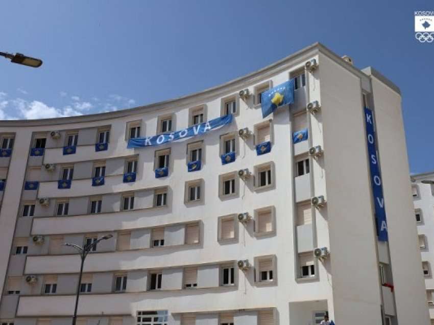 Ekipi nga Kosova zbukuron ndërtesën në Algjeri me flamuj të Kosovës