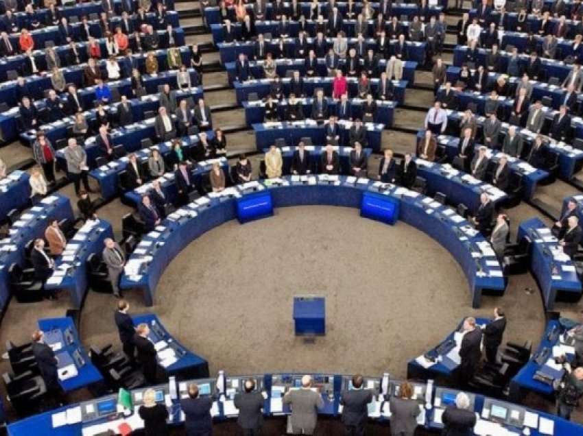 ​PE miraton rezolutë për Ukrainën e Moldavinë për statusin e vendit kandidat për BE