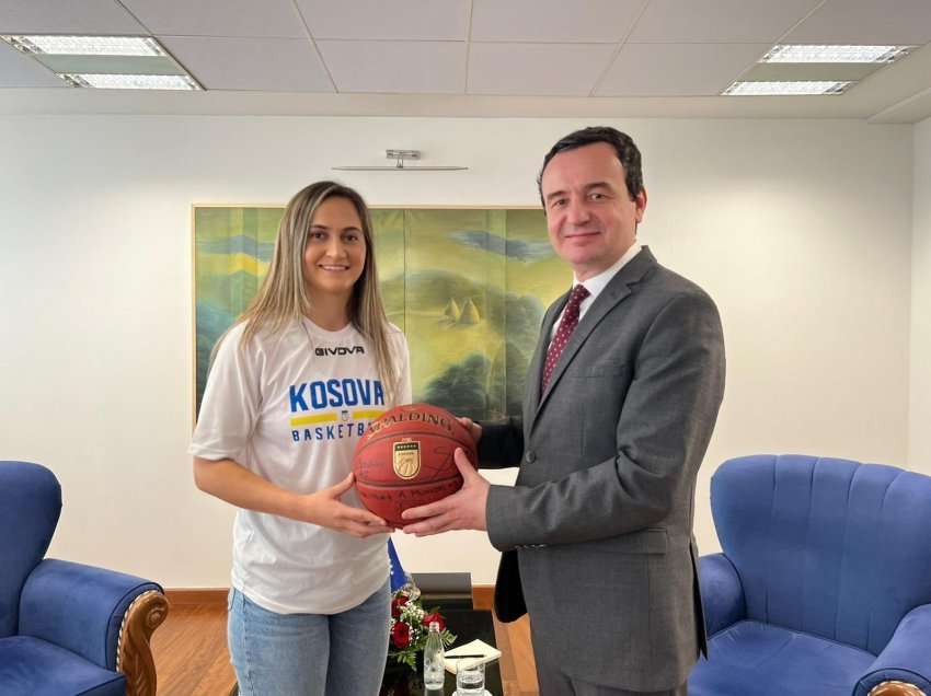 Kryeministri i Kosovës takoi basketbollisten që luan në SHBA