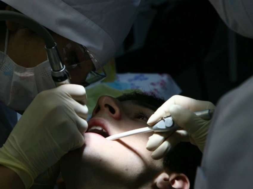 Rusët u frikësohen trajtimeve dentare me cilësi të dobët të epokës sovjetike