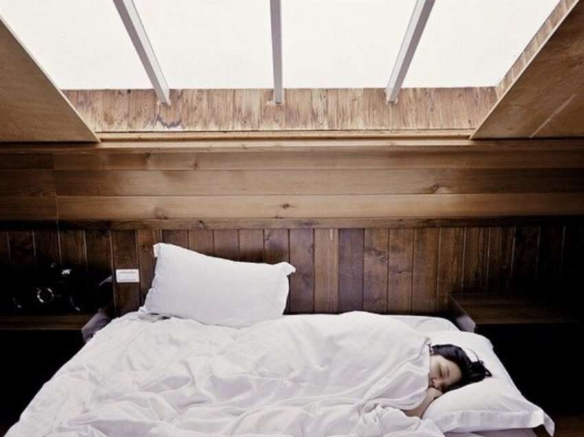 Njerëzit inteligjentë kanë këtë zakon të përbashkët të gjumit: je një buf nate apo një zog i hershëm?
