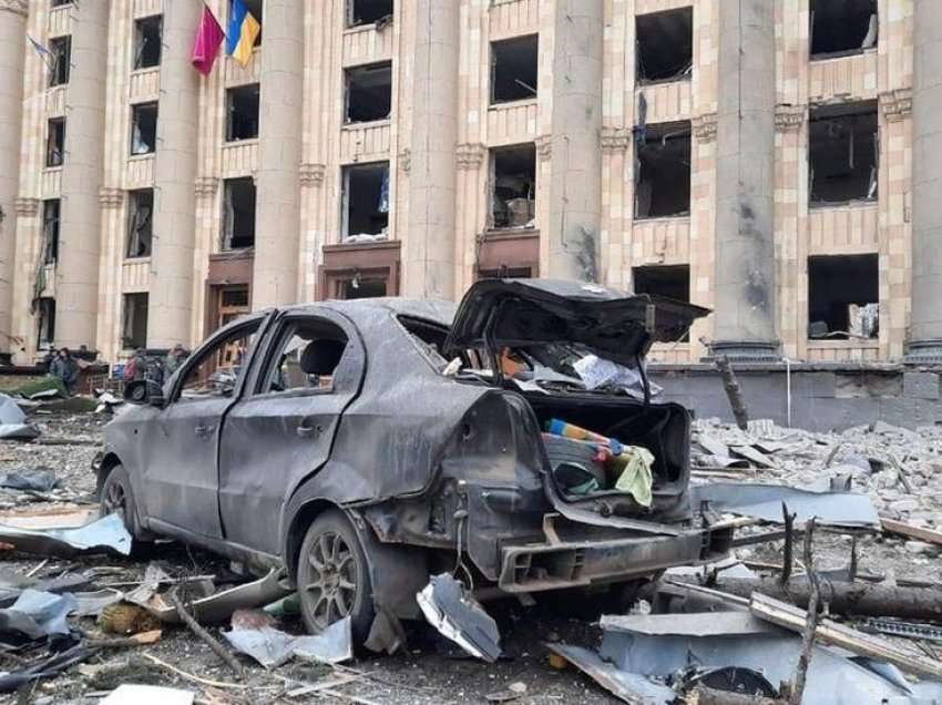 Pesë të vrarë pas bombardimeve në Kharkiv