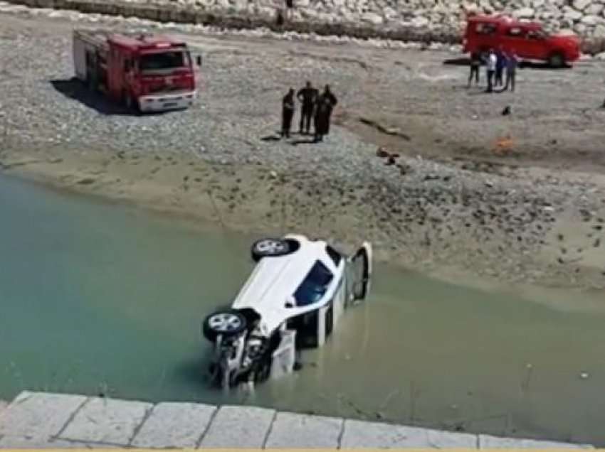 Pamje nga aksidenti tragjik në Berat, momenti kur mjeti nxirret nga lumi me autovinç
